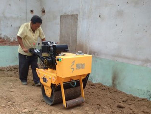 點(diǎn)擊查看詳細(xì)信息<br>標(biāo)題：手扶式單輪壓路機(jī)工作照 閱讀次數(shù)：12150