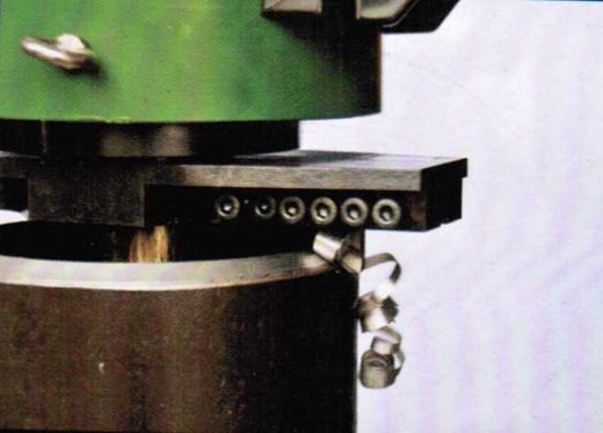 點(diǎn)擊查看詳細(xì)信息<br>標(biāo)題：管子坡口機(jī)工作照 閱讀次數(shù)：10800