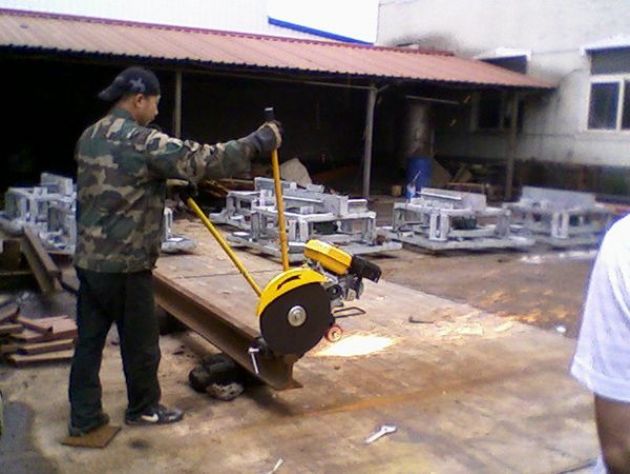 點(diǎn)擊查看詳細(xì)信息<br>標(biāo)題：內(nèi)燃鋸軌機(jī)工作照 閱讀次數(shù)：11529