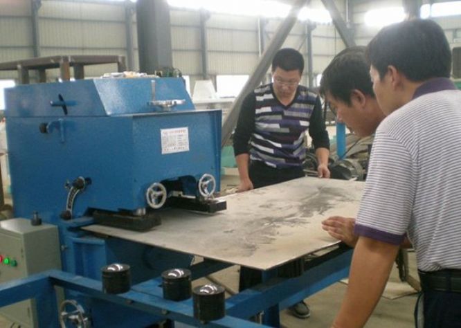 點(diǎn)擊查看詳細(xì)信息<br>標(biāo)題：固定式平板坡口機(jī)工作照 閱讀次數(shù)：10955